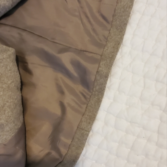 London fog taupe coat in Petite small in super great condition. Neutral coat - Picture 7 of 9